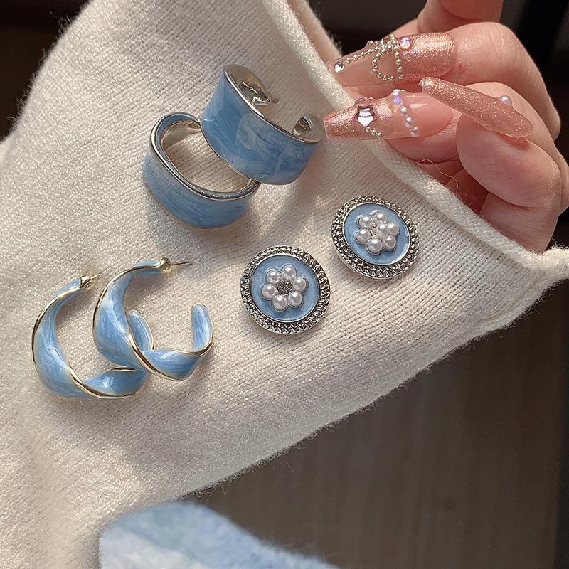 Diamond-encrusted round pearl stud earrings women s Hong Kong style retro design earrings light luxury high-end versatile earrings women
Diamond-encrusted round pearl stud earrings women s Hong Kong style retro design earrings light luxury high-end versatile earrings women