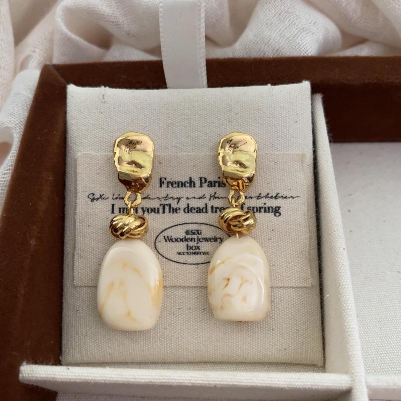 Versatile Fashionable Retro Metal Resin Pendant Niche Design Earrings Light Luxury Luxury Simple Temperament Earrings
Versatile Fashionable Retro Metal Resin Pendant Niche Design Earrings Light Luxury Luxury Simple Temperament Earrings