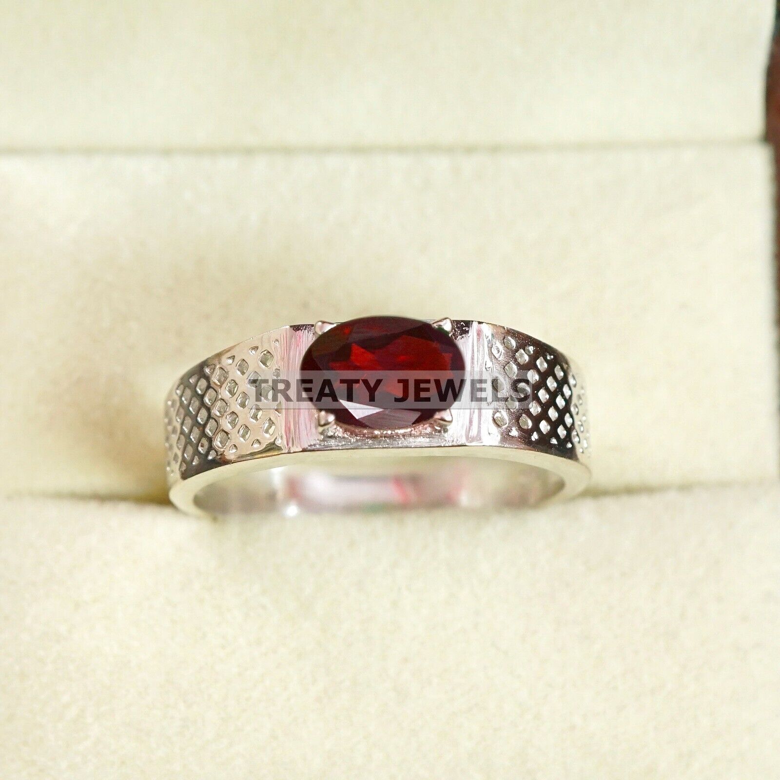 Garnet Oval Cut Gemstone With 925 Sterling Silver Ring For Men s #B87 JL375671412526 4-16 US срібний
Garnet Oval Cut Gemstone With 925 Sterling Silver Ring For Men s #B87 JL375671412526 4-16 US срібний