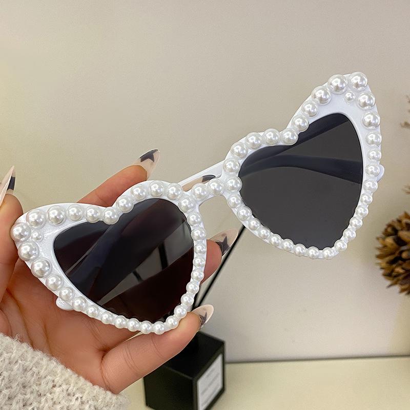2025 Heart-Shaped Pearl Sunglasses: European & American Fashion for Women
2025 Heart-Shaped Pearl Sunglasses: European & American Fashion for Women