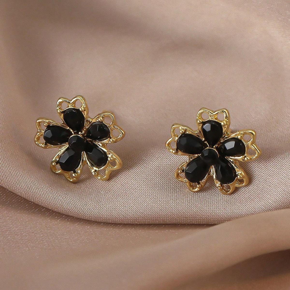 1 Pair of Retro Black and Gold Flower Earrings for Women, Enamel Five Petal Flower Earrings, Fashionable and Elegant Daily Jewelry for Women чорний
1 Pair of Retro Black and Gold Flower Earrings for Women, Enamel Five Petal Flower Earrings, Fashionable and Elegant Daily Jewelry for Women чорний