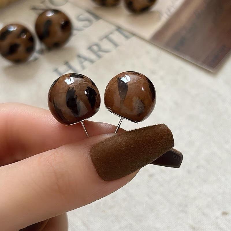 Autumn and winter Maillard earrings, leopard print earrings, new popular high-end stud earrings, niche unique temperament earrings
Autumn and winter Maillard earrings, leopard print earrings, new popular high-end stud earrings, niche unique temperament earrings