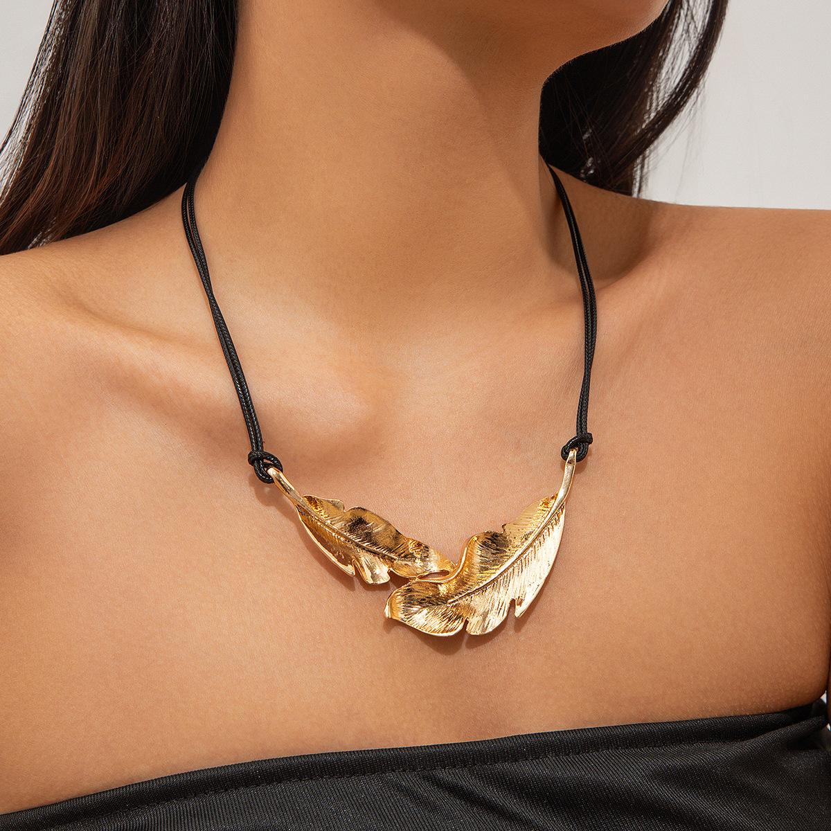 Personalized design feather leather wax thread necklace, niche fashion alloy collarbone necklace for women
Personalized design feather leather wax thread necklace, niche fashion alloy collarbone necklace for women