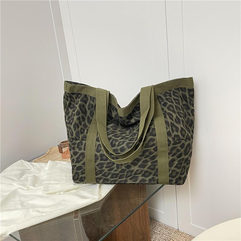 Женская сумка через плечо большой вместимости для поездок на работу леопардовый/зелёный
Женская сумка через плечо большой вместимости для поездок на работу леопардовый/зелёный