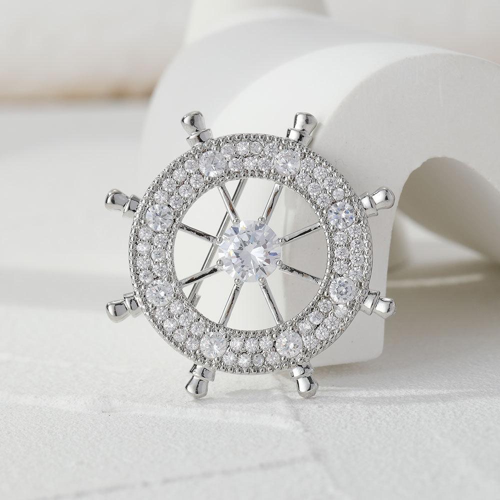 Новая простая атмосфера мужская брошь с рулем, микро-инкрустация гангстерское пальто костюмы модные украшения
Новая простая атмосфера мужская брошь с рулем, микро-инкрустация гангстерское пальто костюмы модные украшения