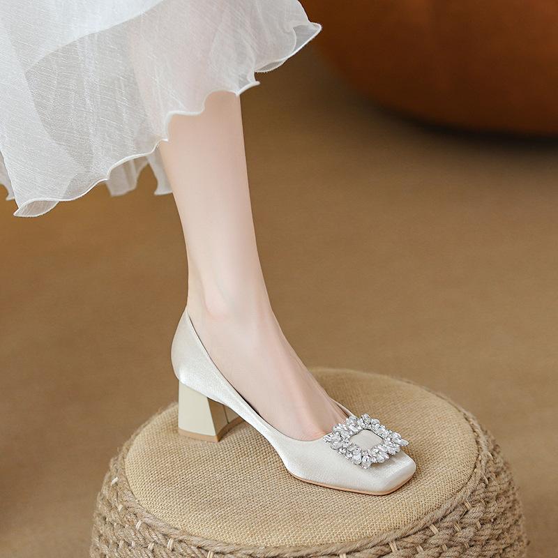 Super soft single shoes women s autumn 2025 new square buckle rhinestone wind shallow mouth high heels 34
Super soft single shoes women s autumn 2025 new square buckle rhinestone wind shallow mouth high heels 34