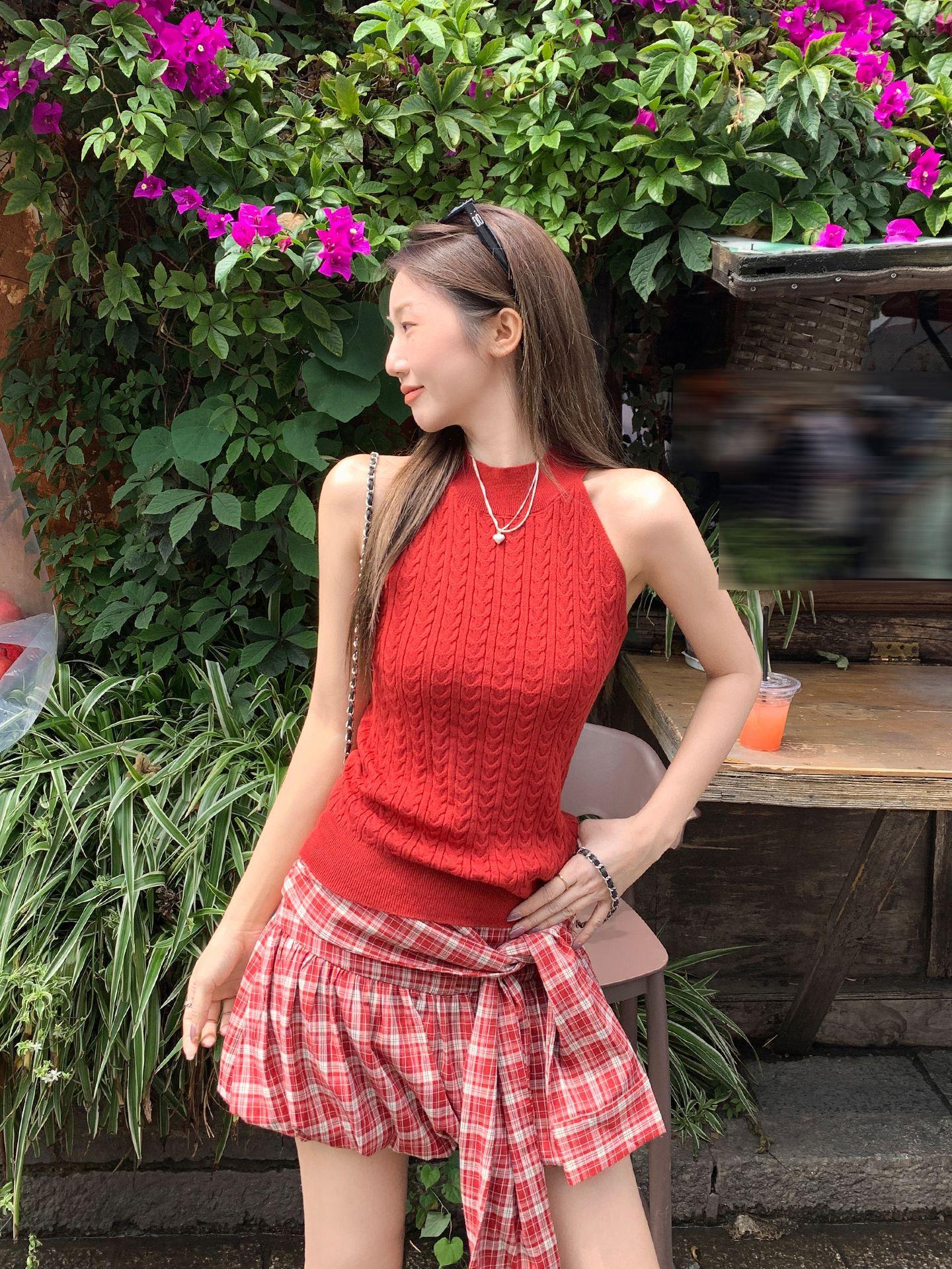 Spice girl red three-dimensional twisted flower texture neck knitted vest women s summer slim and thin design top One size fits all
Spice girl red three-dimensional twisted flower texture neck knitted vest women s summer slim and thin design top One size fits all