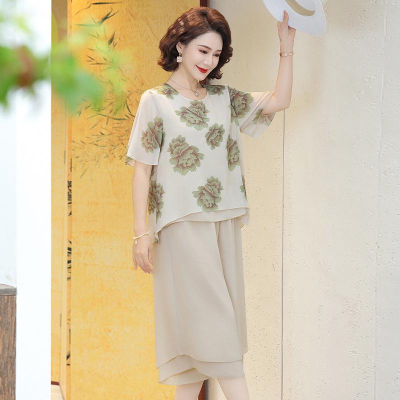 Floral Short-Sleeve Top & Pants Set for Women (60+) XL - 90-105 lbs
Floral Short-Sleeve Top & Pants Set for Women (60+) XL - 90-105 lbs