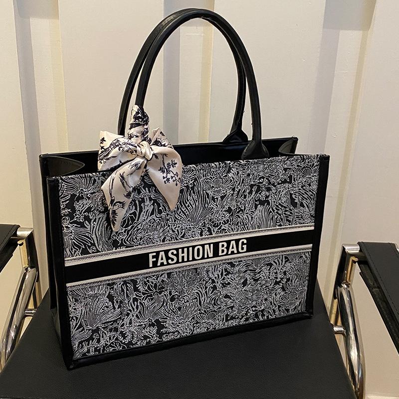 Большая вместительная сумка-тоут в национальном стиле, женская модная сумка через плечо в иностранном стиле, модная универсальная сумка чёрный
Большая вместительная сумка-тоут в национальном стиле, женская модная сумка через плечо в иностранном стиле, модная универсальная сумка чёрный