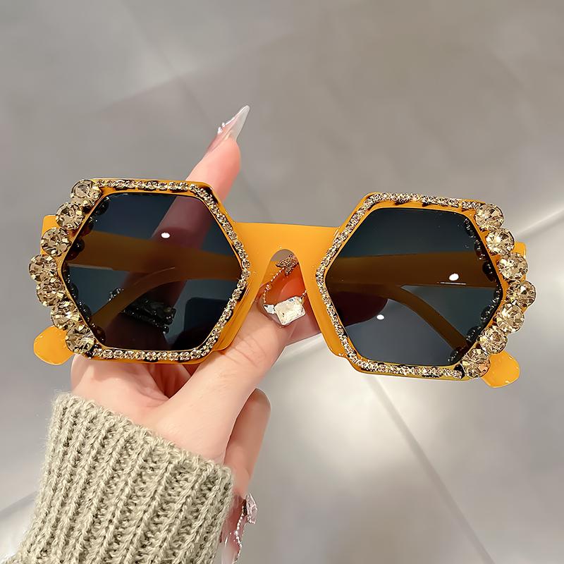 Hexagonal Frame White Sunglasses Adorned with Sparkling Rhinestones, Gradient Purple Lenses, Glamorous Luxury Design for Trendy жёлтый
Hexagonal Frame White Sunglasses Adorned with Sparkling Rhinestones, Gradient Purple Lenses, Glamorous Luxury Design for Trendy жёлтый