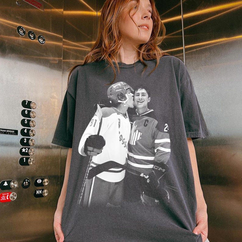 Vintage Hockey Heated Rivalry Ilyza Rozanov Tshirt Shane Hollander Tshirt 4XL
Vintage Hockey Heated Rivalry Ilyza Rozanov Tshirt Shane Hollander Tshirt 4XL