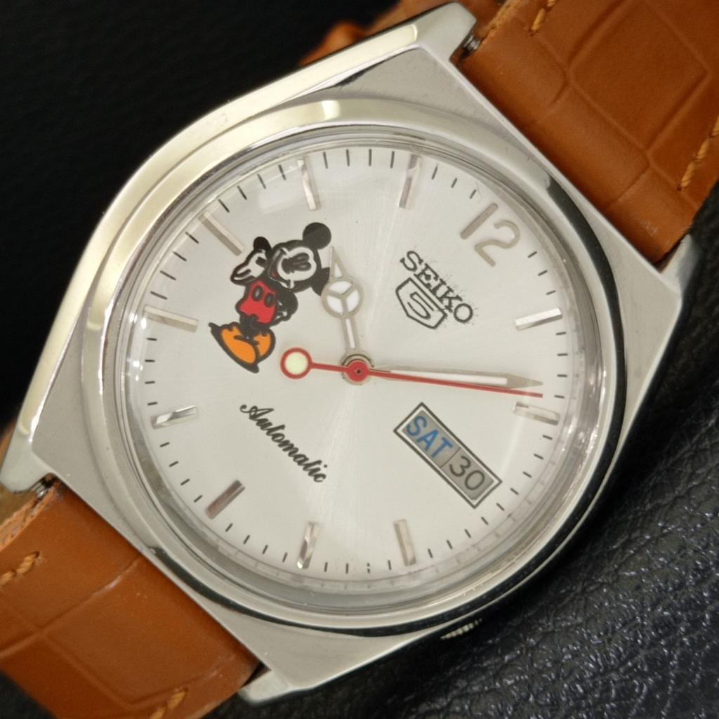 JAPAN VINTAGE SEIKO 5 AUTOMATIC 7019A MENS SILVER COLOR DIAL WATCH a700593-5 R203-a700593
JAPAN VINTAGE SEIKO 5 AUTOMATIC 7019A MENS SILVER COLOR DIAL WATCH a700593-5 R203-a700593