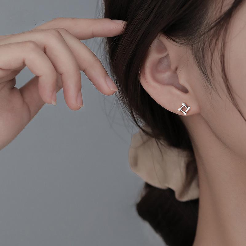 2025 Trend: Women s Geometric Rotating Stud Earrings in 925 Silver - Simple, Stylish Summer Ear Jewelry. 925 Silver Needle
2025 Trend: Women s Geometric Rotating Stud Earrings in 925 Silver - Simple, Stylish Summer Ear Jewelry. 925 Silver Needle