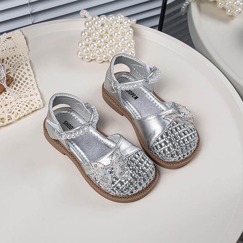 Girls bag head sandals summer new Korean version hollow baby shoes little girl foreign soft sole woven princess shoes 23-25 size full box mixed batch of 51 pairs серебряный
Girls bag head sandals summer new Korean version hollow baby shoes little girl foreign soft sole woven princess shoes 23-25 size full box mixed batch of 51 pairs серебряный