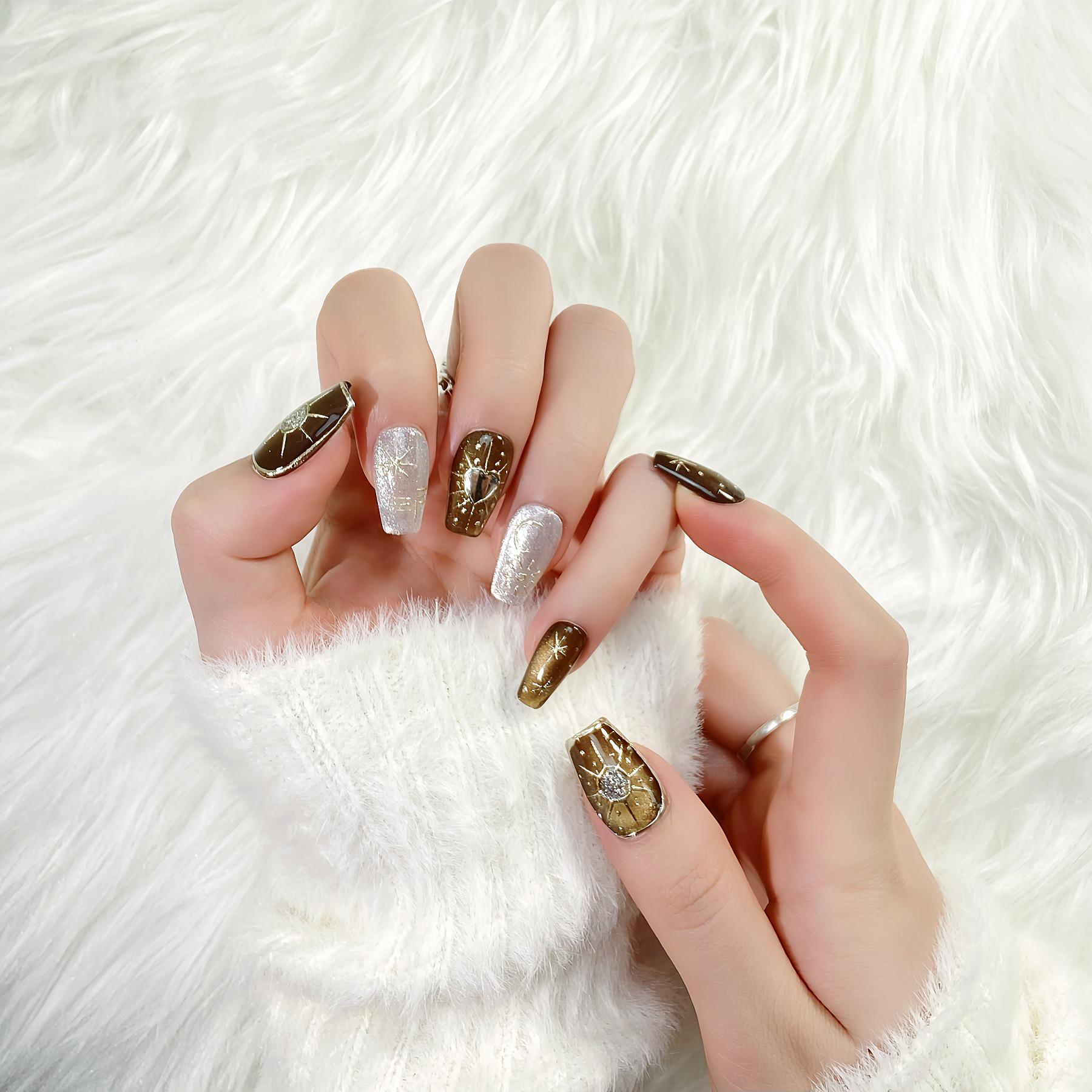 Amber Crackle Wearable Nails: Handmade Retro Gold & Silver Luxury Nail Art Tips for a High-End Look.
Amber Crackle Wearable Nails: Handmade Retro Gold & Silver Luxury Nail Art Tips for a High-End Look.