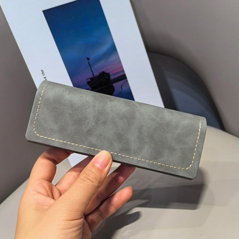 Простой Ретро Высококлассный Портативный Футляр для Очков: Прочный, устойчивый к давлению и падениям чехол для хранения очков и солнцезащитных очков серый
Простой Ретро Высококлассный Портативный Футляр для Очков: Прочный, устойчивый к давлению и падениям чехол для хранения очков и солнцезащитных очков серый