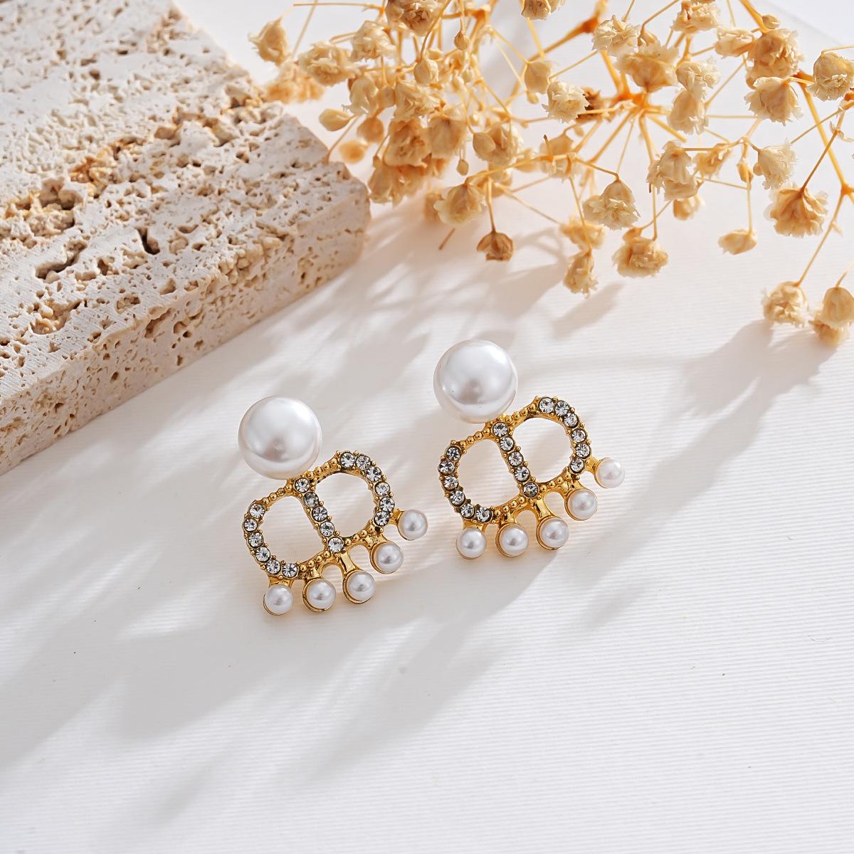 French Elegant Pearl Earrings: Cool, Stylish, Light Luxury, Trendy, Retro Stud Design, Niche Appeal. золотой
French Elegant Pearl Earrings: Cool, Stylish, Light Luxury, Trendy, Retro Stud Design, Niche Appeal. золотой