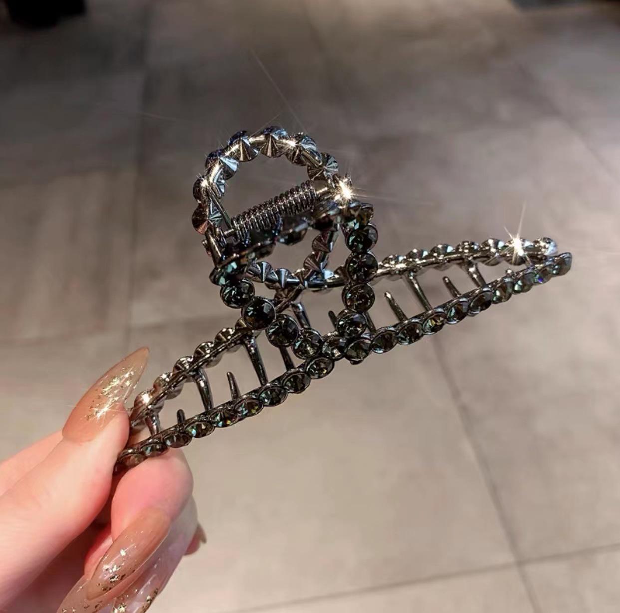 Заколка для волос в виде акулы из серого сплава с бриллиантами в корейском стиле
Заколка для волос в виде акулы из серого сплава с бриллиантами в корейском стиле