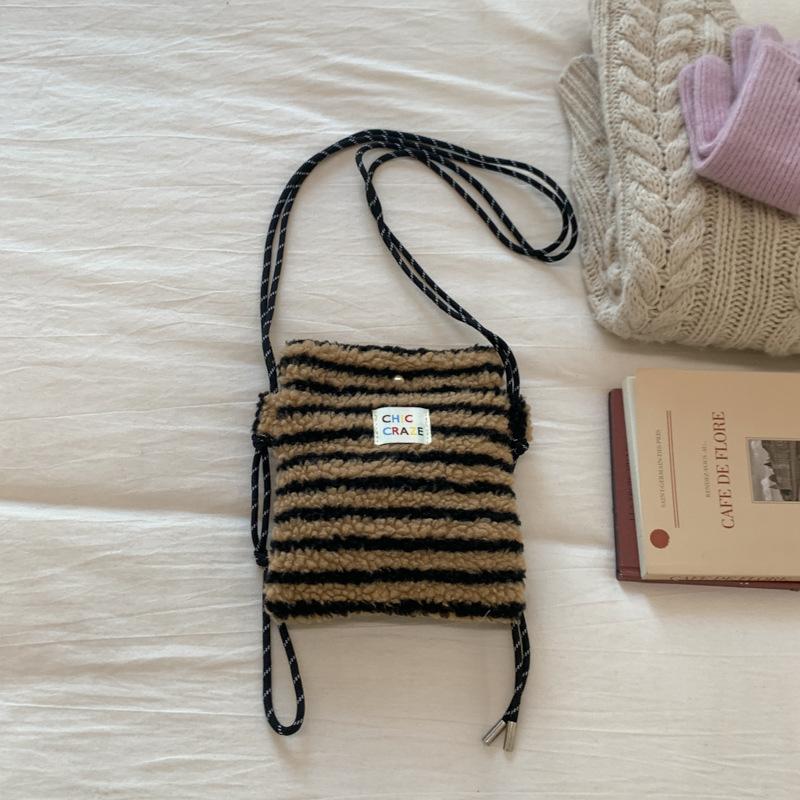 Wind plush rainbow cute small bag simple shoulder messenger bag shopping portable mobile phone storage bag коричневый
Wind plush rainbow cute small bag simple shoulder messenger bag shopping portable mobile phone storage bag коричневый