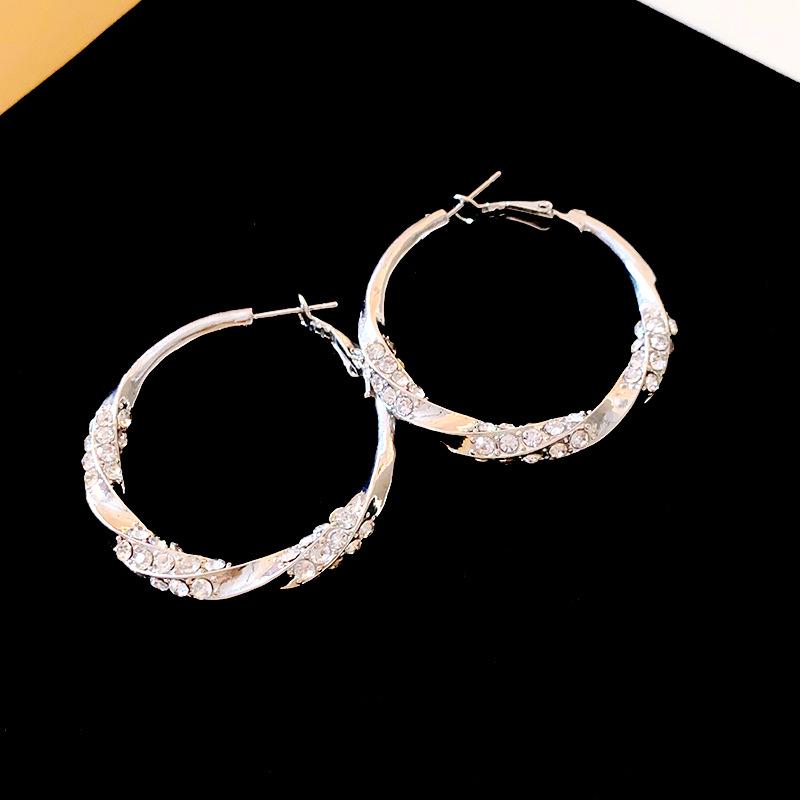 Silver needle diamond twisted geometric earrings light luxury high sense European and American earrings niche fashion temperament earrings women
Silver needle diamond twisted geometric earrings light luxury high sense European and American earrings niche fashion temperament earrings women