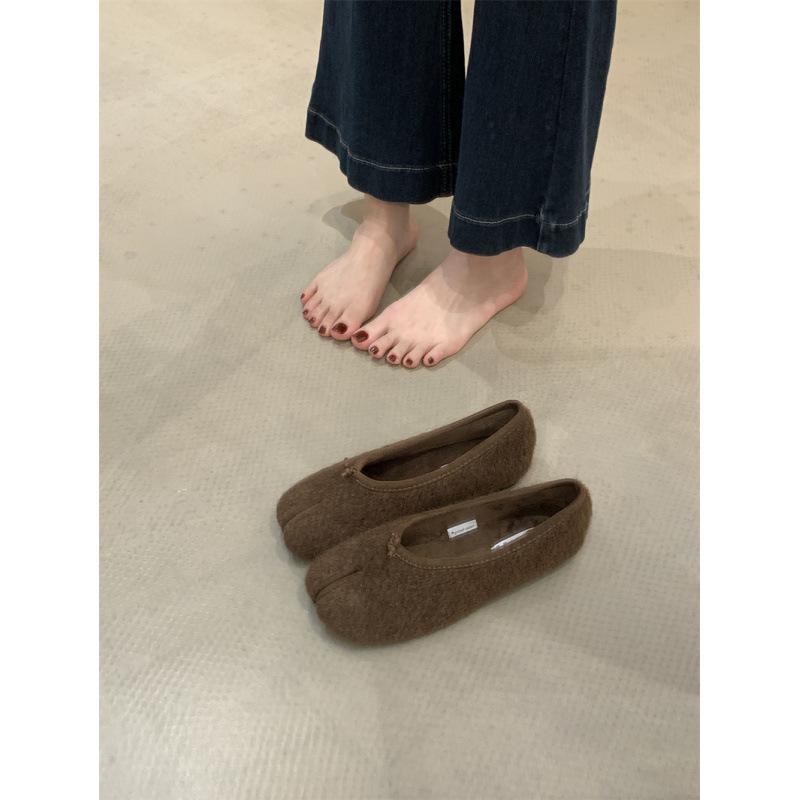 Корейская версия 2025 осень и зима новая плюшевая обувь хлопковая обувь универсальная верхняя одежда теплая с раздвоенным носком копытца поросенка биркенштоки 40
Корейская версия 2025 осень и зима новая плюшевая обувь хлопковая обувь универсальная верхняя одежда теплая с раздвоенным носком копытца поросенка биркенштоки 40