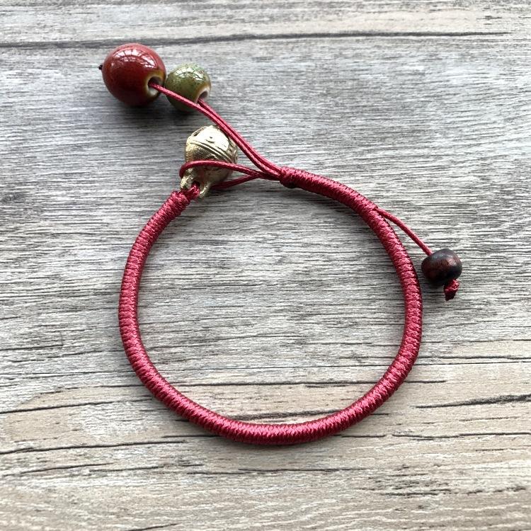 Handmade retro woven red rope bracelet Mori girls cute bell bracelet ceramic pendant simple couple jewelry
Handmade retro woven red rope bracelet Mori girls cute bell bracelet ceramic pendant simple couple jewelry