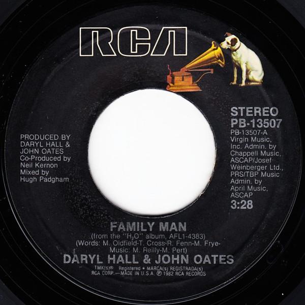 7inch Record DARYL HALL & JOHN OATES - Family Man PB13507 RCA 1982 US Rock Used
7inch Record DARYL HALL & JOHN OATES - Family Man PB13507 RCA 1982 US Rock Used