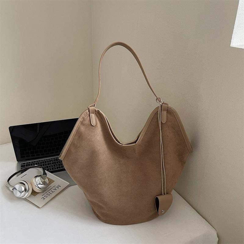 Осень простая большая сумка женская 2025 новая трендовая ретро бархат оленьей кожи модная сумка на плечо большая вместимость сумка-тоут женская хаки
Осень простая большая сумка женская 2025 новая трендовая ретро бархат оленьей кожи модная сумка на плечо большая вместимость сумка-тоут женская хаки