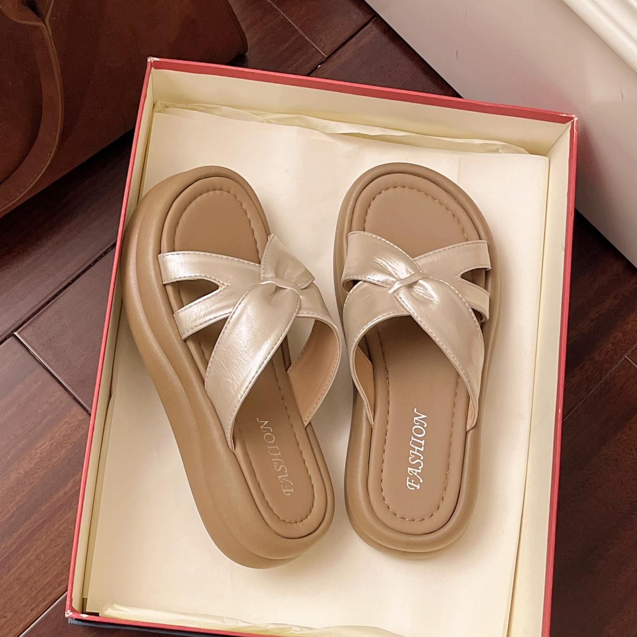 Французские толстоподошвенные крутые тапочки для женской летней уличной носки 2025 новые перекрещенные на плоской подошве высококлассные тапочки-шлепанцы 40 шампанского
Французские толстоподошвенные крутые тапочки для женской летней уличной носки 2025 новые перекрещенные на плоской подошве высококлассные тапочки-шлепанцы 40 шампанского