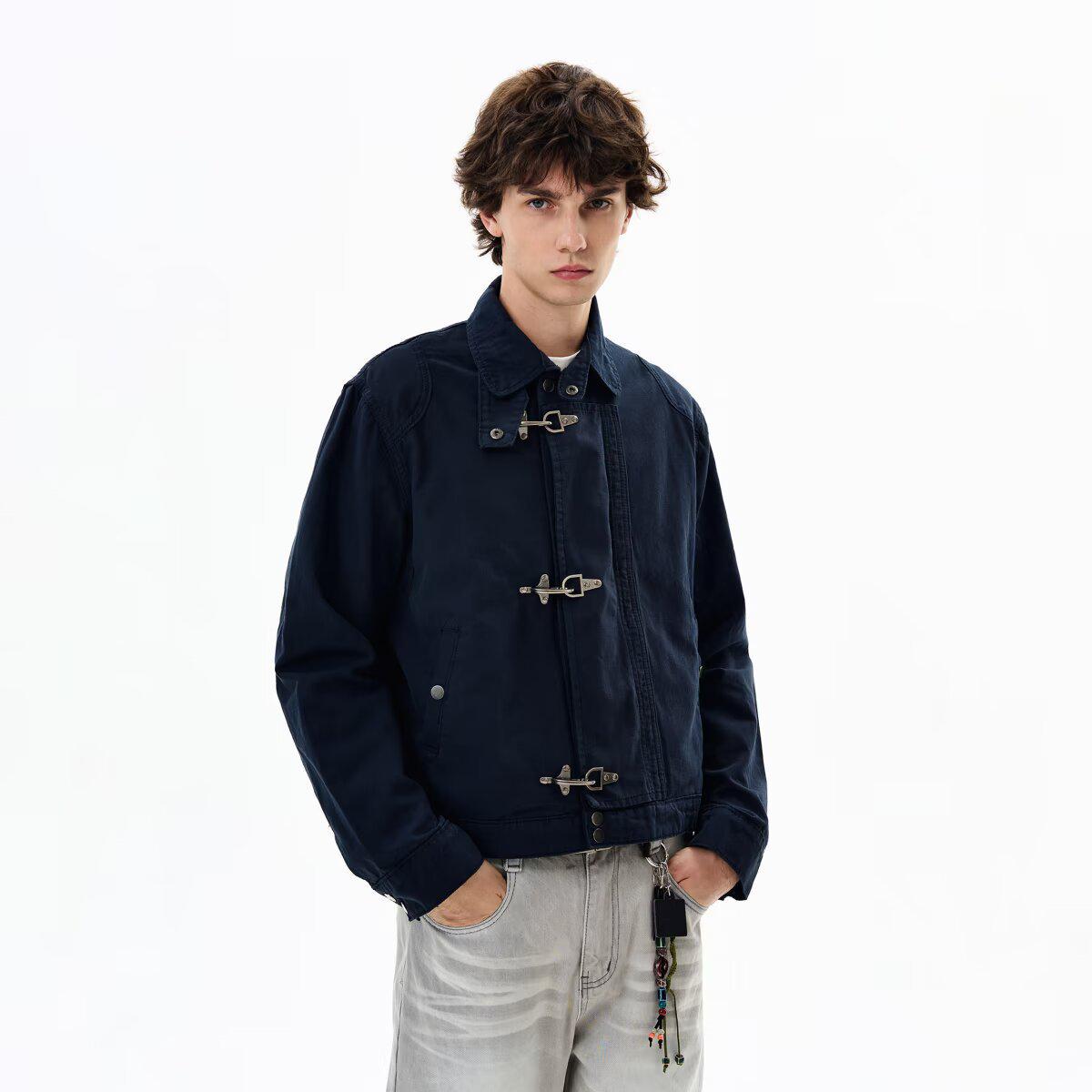 Чоловіча осіння повсякденна куртка з металевою кнопкою-застібкою та гачком Medium темно-синього кольору
Чоловіча осіння повсякденна куртка з металевою кнопкою-застібкою та гачком Medium темно-синього кольору