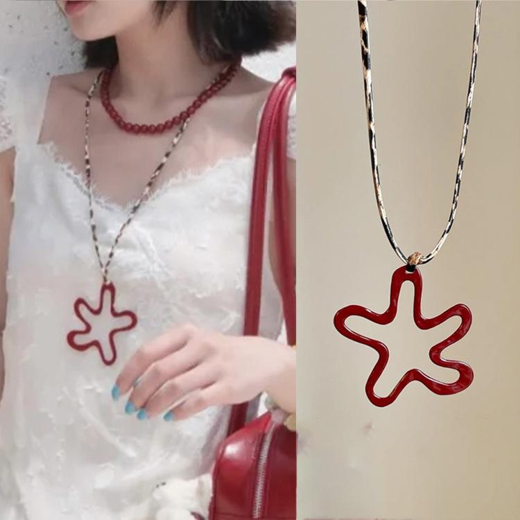 Spray painted leather flower pendant necklace niche simple ins wind collarbone chain versatile fashion temperament jewelry
Spray painted leather flower pendant necklace niche simple ins wind collarbone chain versatile fashion temperament jewelry