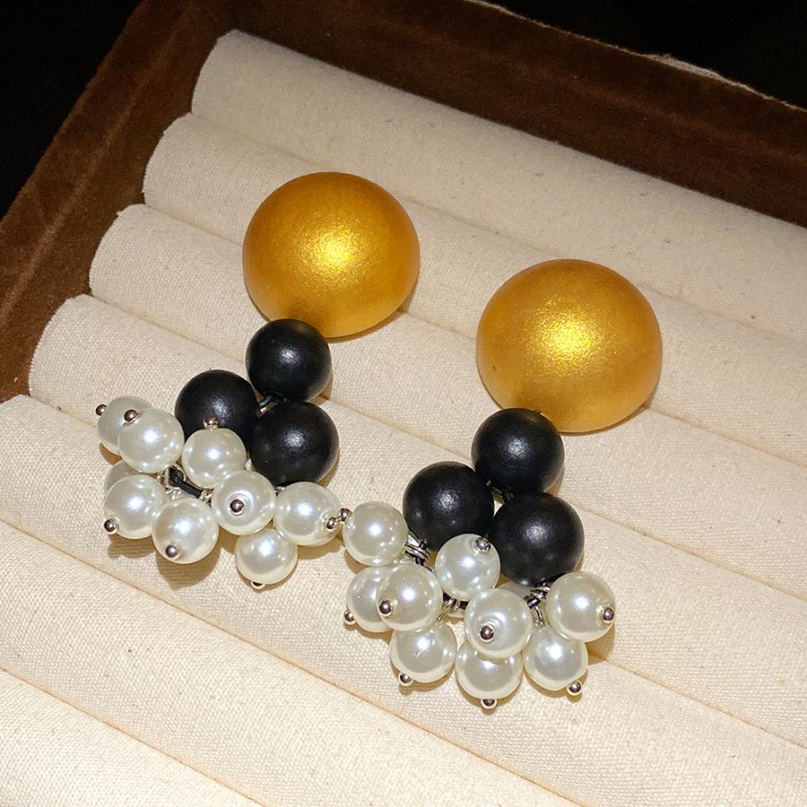 Retro silver needle wood pearl fringed earrings simple fashion stud earrings ethnic style earrings light luxury high sense
Retro silver needle wood pearl fringed earrings simple fashion stud earrings ethnic style earrings light luxury high sense