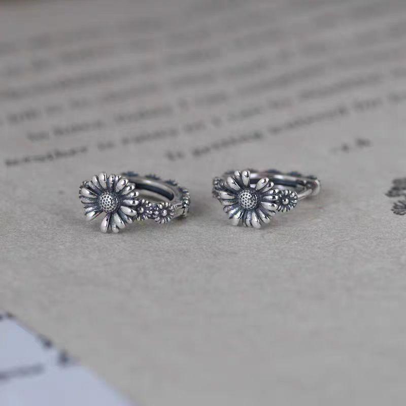 Premium Daisy Flower Sunflower Ear Buckle Men S Trendy Ethnic Retro Simple Earrings Temperament Low-Key Ruffian Handsome Women S Accessories
Premium Daisy Flower Sunflower Ear Buckle Men S Trendy Ethnic Retro Simple Earrings Temperament Low-Key Ruffian Handsome Women S Accessories