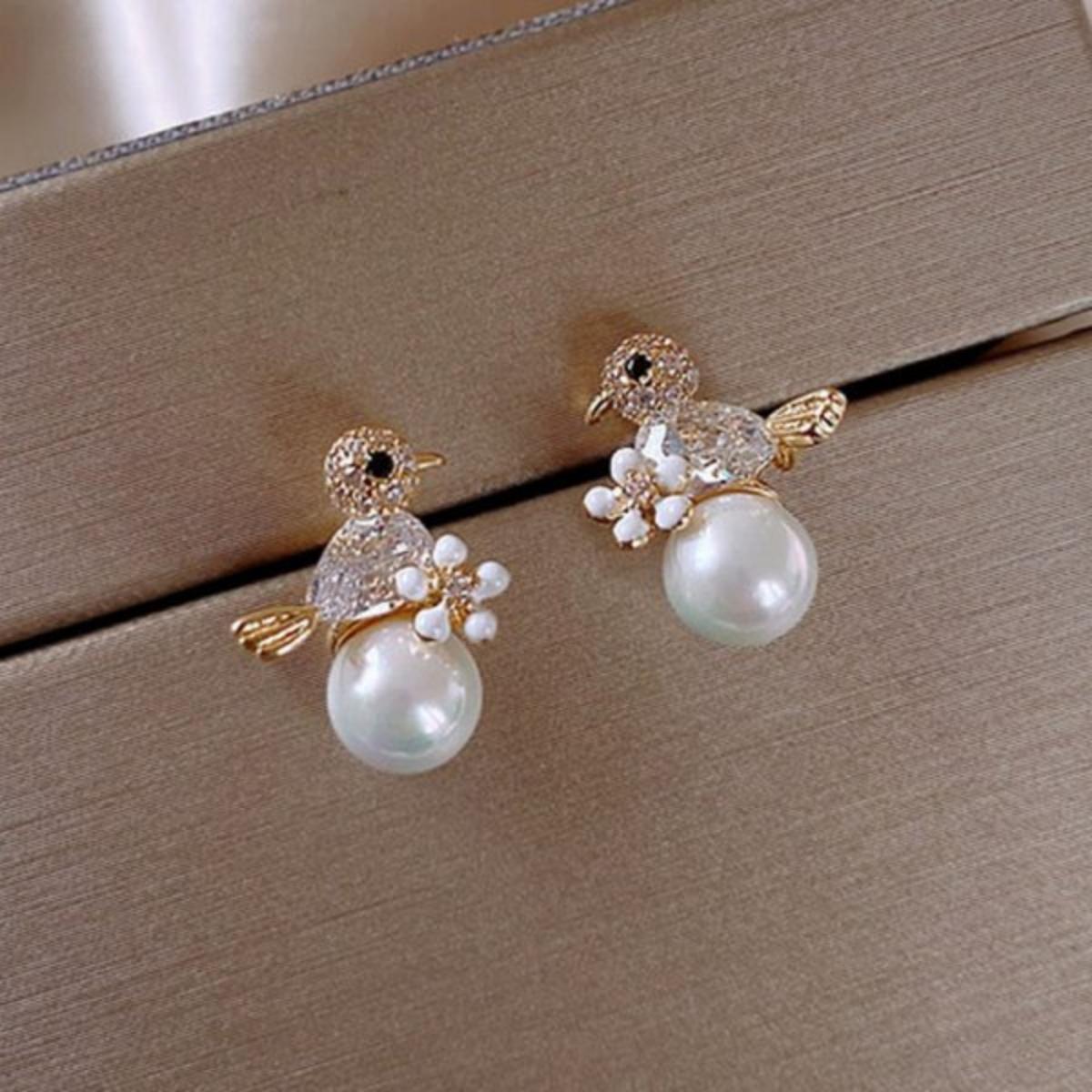 Exquisite Inlaid Zircon Imitation Pearl Flower Bird Stud Earrings For Women Men Sweet Cute Animal Birds Earring Wedding Jewelry
Exquisite Inlaid Zircon Imitation Pearl Flower Bird Stud Earrings For Women Men Sweet Cute Animal Birds Earring Wedding Jewelry