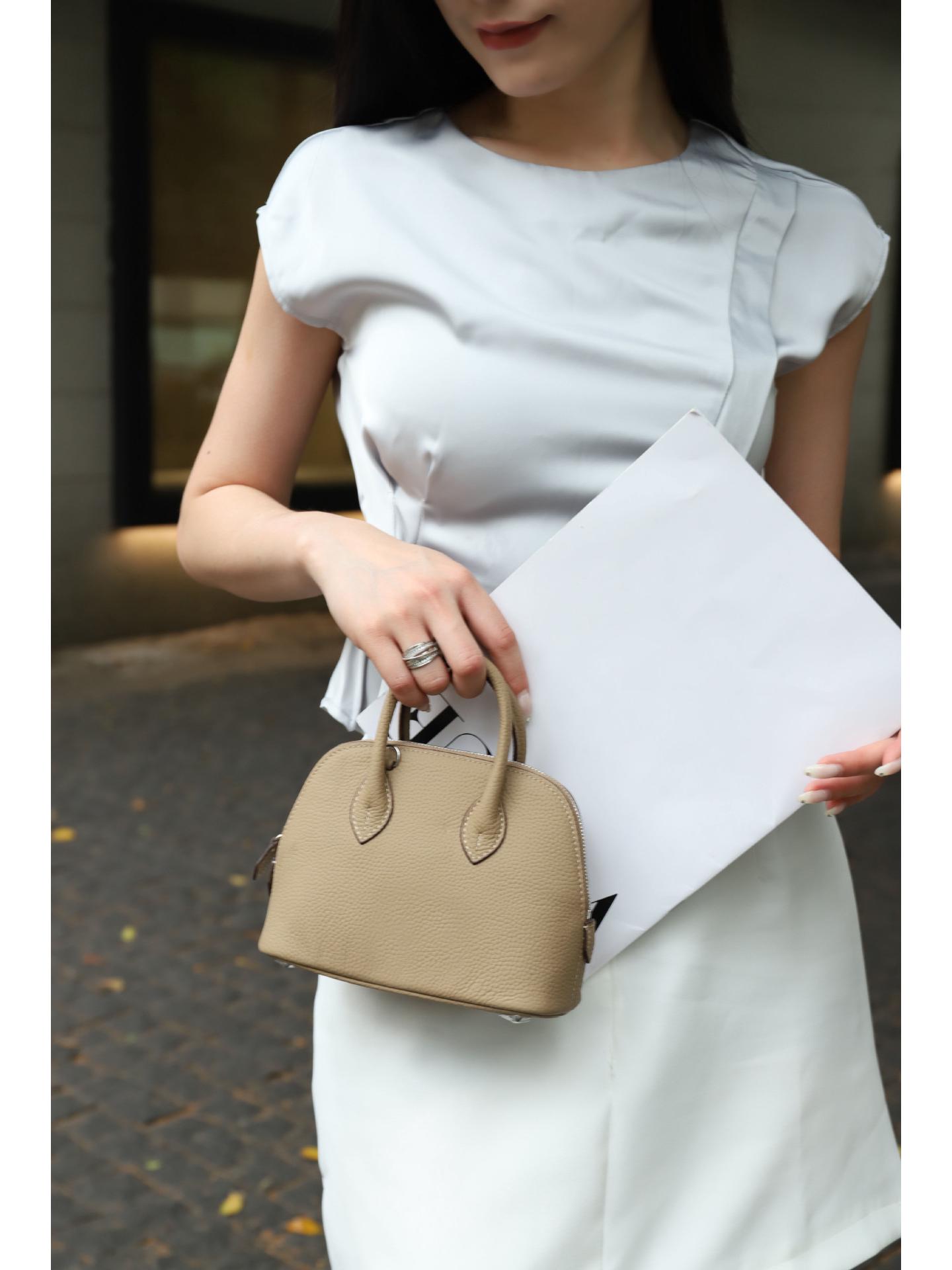 Mini Genuine Leather Crossbody Handbag - Trendy Women s Single Shoulder Cowhide Bag 19x9x15 CM
Mini Genuine Leather Crossbody Handbag - Trendy Women s Single Shoulder Cowhide Bag 19x9x15 CM