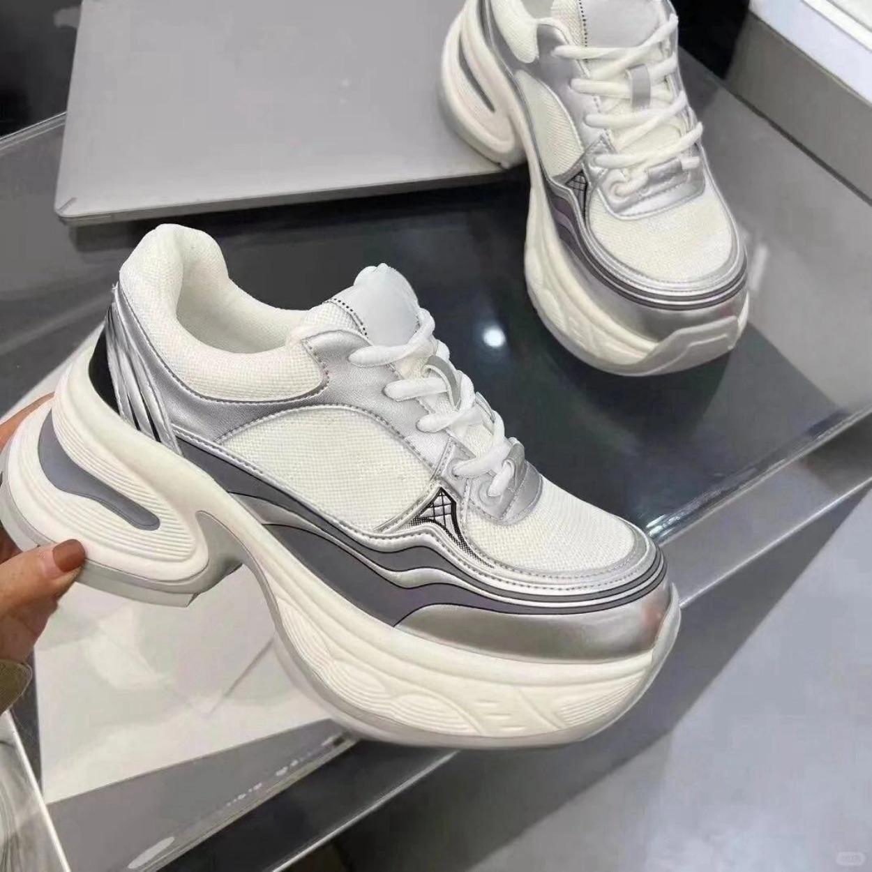 Высококачественные роскошные дизайнерские кожаные кроссовки на толстой подошве для женщин, классические повседневные кроссовки 2024 года 37
Высококачественные роскошные дизайнерские кожаные кроссовки на толстой подошве для женщин, классические повседневные кроссовки 2024 года 37