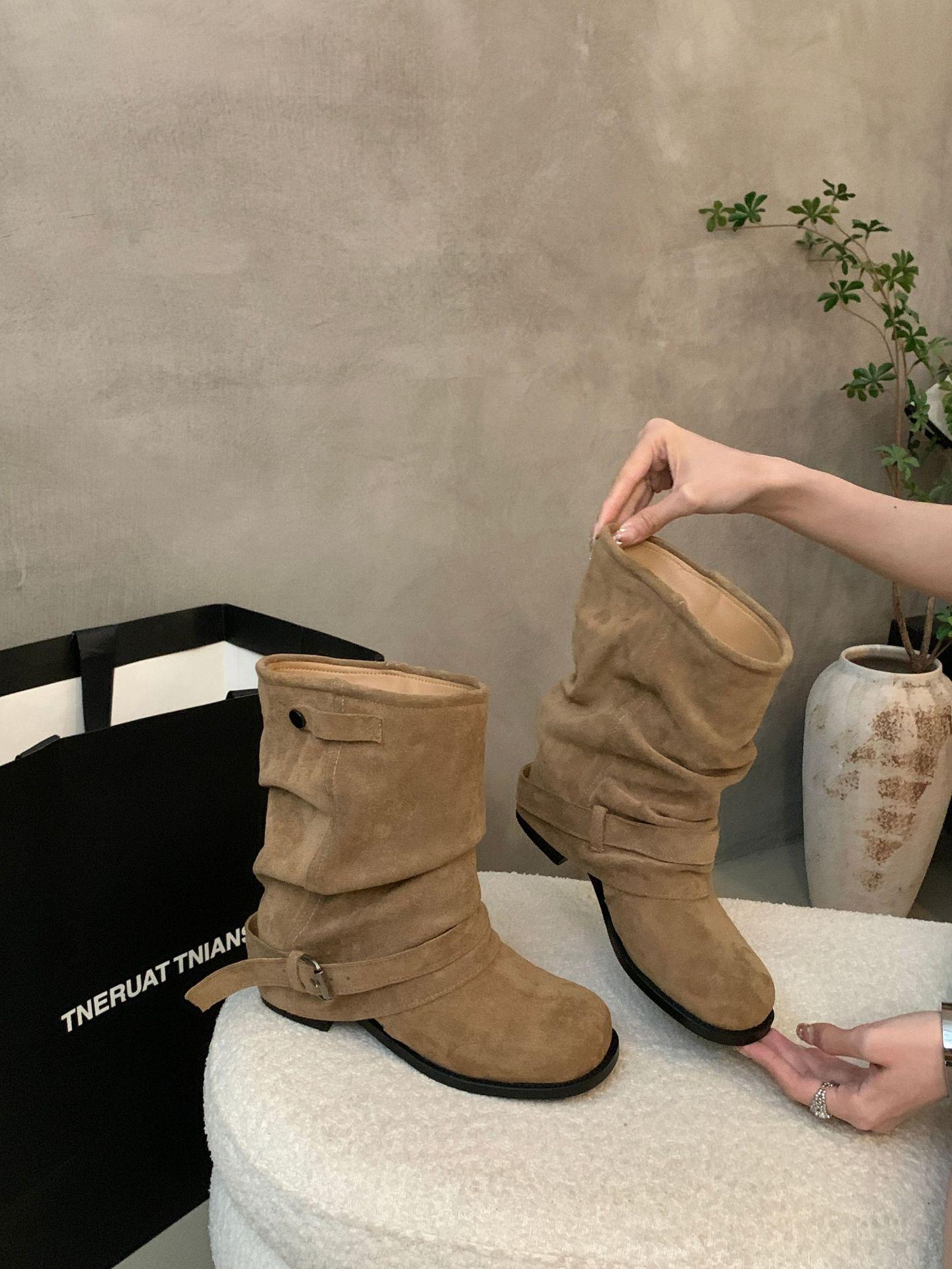 Coarse heel suede trouser tube boots sleeve short boots women s shoes 2025 autumn and winter new Korean version belt buckle short knight boots women 39
Coarse heel suede trouser tube boots sleeve short boots women s shoes 2025 autumn and winter new Korean version belt buckle short knight boots women 39