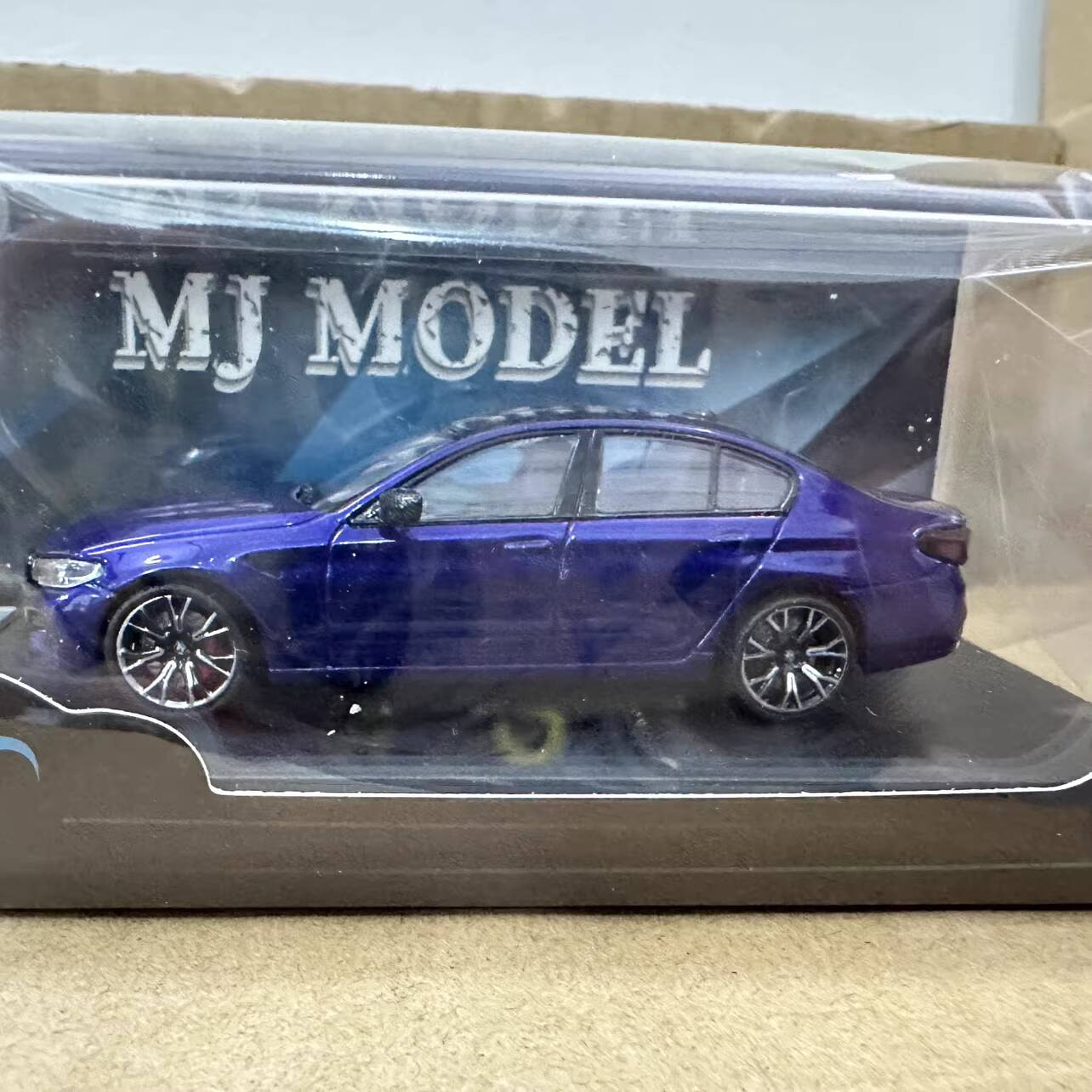 M5 F90 Седан Чотиридверний Версія MJ 1:Колекційна модель автомобіля зі сплаву масштабу 1:64 Чорний синій
M5 F90 Седан Чотиридверний Версія MJ 1:Колекційна модель автомобіля зі сплаву масштабу 1:64 Чорний синій