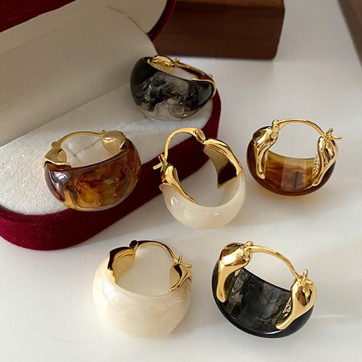 Maillard smudged resin U-shaped basket, ear buckles, retro temperament earrings, autumn and winter high-end niche earrings.
Maillard smudged resin U-shaped basket, ear buckles, retro temperament earrings, autumn and winter high-end niche earrings.