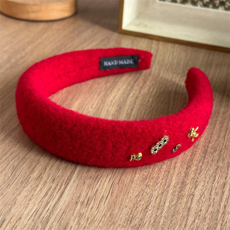 Unique Red Woolen Hair Band for Women Gold Charm Embellished Padded Headband Retro Style Thick Hair Accessory Aesthetic Gift XXS червоний
Unique Red Woolen Hair Band for Women Gold Charm Embellished Padded Headband Retro Style Thick Hair Accessory Aesthetic Gift XXS червоний
