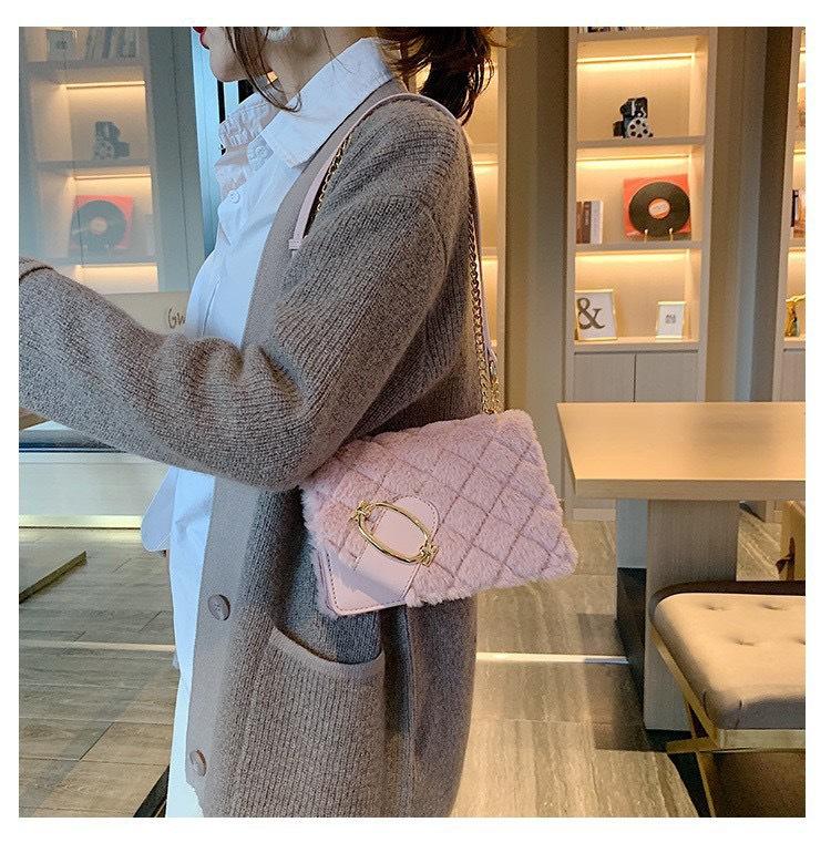 Осень и зима новая женская сумка Mao Mao 2025 на плечо универсальная цепочка кроссбоди ромбовидная плюшевая маленькая ароматная изысканная маленькая квадратная сумка розовый
Осень и зима новая женская сумка Mao Mao 2025 на плечо универсальная цепочка кроссбоди ромбовидная плюшевая маленькая ароматная изысканная маленькая квадратная сумка розовый