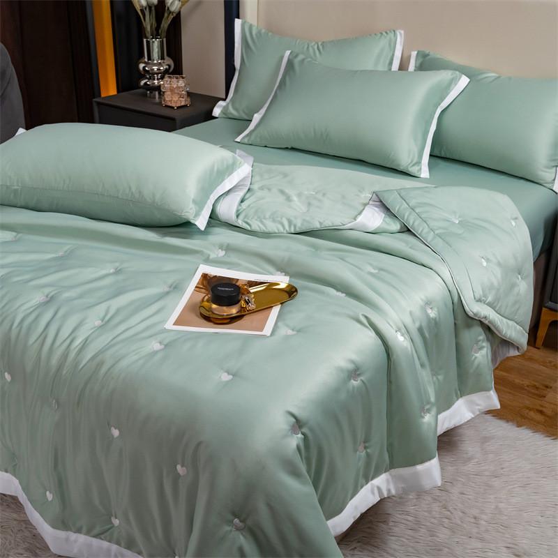 Шелковое летнее постельное белье с вышивкой, комплект одеял, домашнее постельное белье King Queen, роскошное шелковое летнее спальное одеяло 230x200cm 4Pcs
Шелковое летнее постельное белье с вышивкой, комплект одеял, домашнее постельное белье King Queen, роскошное шелковое летнее спальное одеяло 230x200cm 4Pcs