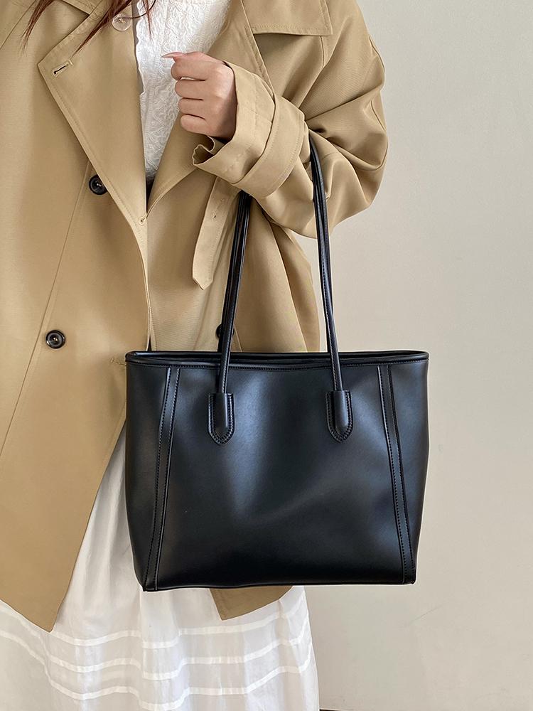 Vintage Commuter Women s Shoulder Bags Large Capacity Solid Color Ladies Travel Tote Bag Simple Design Female Handbags Purse
Vintage Commuter Women s Shoulder Bags Large Capacity Solid Color Ladies Travel Tote Bag Simple Design Female Handbags Purse