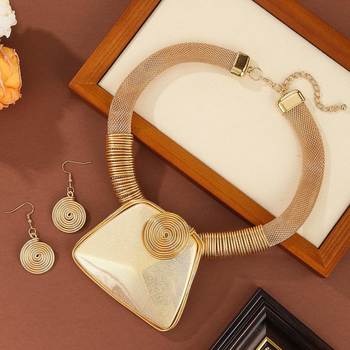 Намисто Сережки для Жінок Вінтажний Стиль Перебільшений Підвіс зі Смоли Набір Ювелірних Виробів золотий
Намисто Сережки для Жінок Вінтажний Стиль Перебільшений Підвіс зі Смоли Набір Ювелірних Виробів золотий