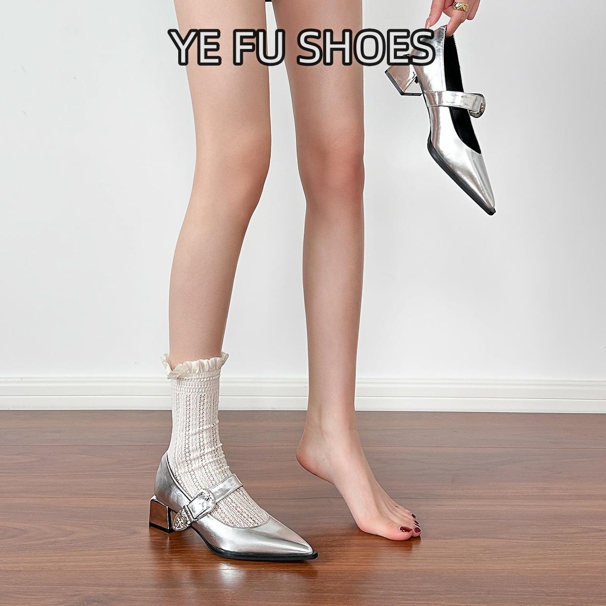 French retro Mary Jane thick-heeled single shoes women s 2025 new temperament pointed one-word buckle with small fragrant high heels 35 чёрный
French retro Mary Jane thick-heeled single shoes women s 2025 new temperament pointed one-word buckle with small fragrant high heels 35 чёрный