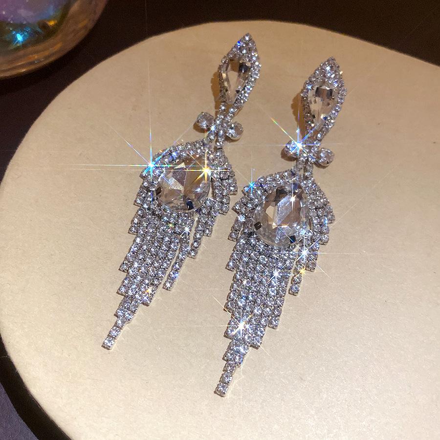 Silver Needle Diamond Droplet Pendant Earrings European and American Personality Design Sense Fashion Delicate Earrings Light Luxury Premium Earrings
Silver Needle Diamond Droplet Pendant Earrings European and American Personality Design Sense Fashion Delicate Earrings Light Luxury Premium Earrings