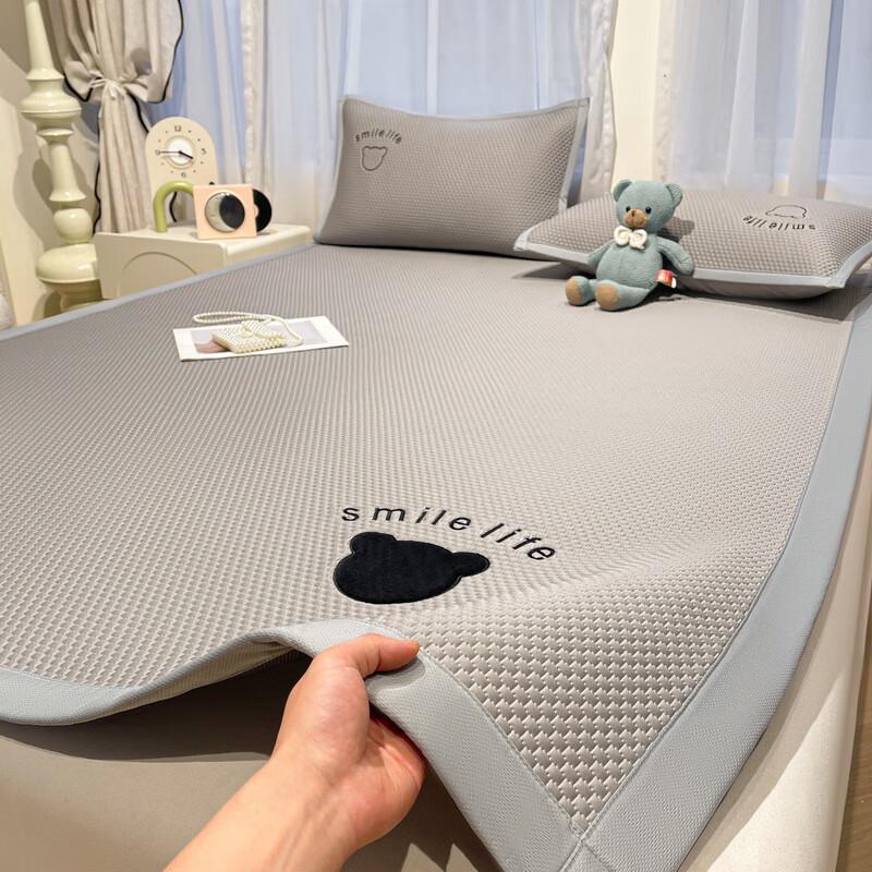 Lilang Ice Bean Bear Cooling Bed Mat
Lilang Ice Bean Bear Cooling Bed Mat
