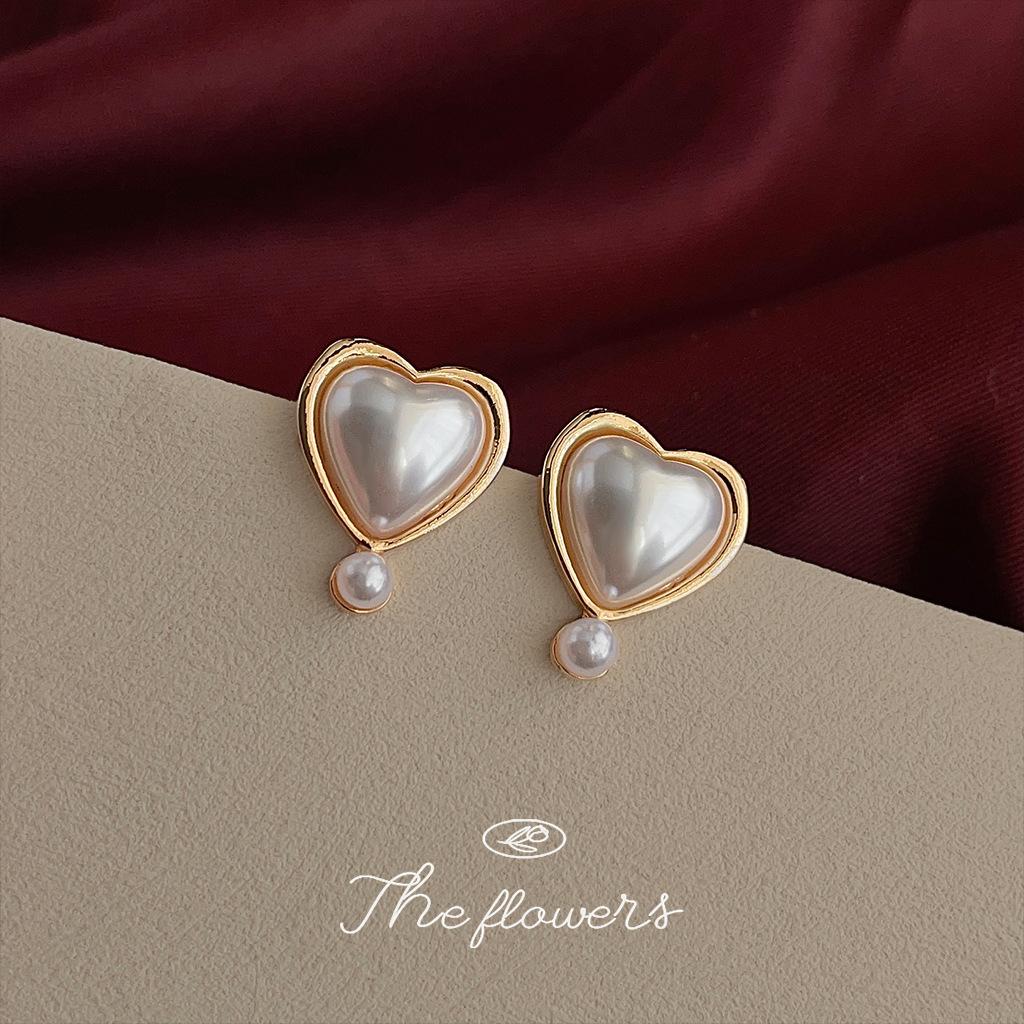 French love pearl stud earrings fashion commuter antique earrings versatile elegant earrings
French love pearl stud earrings fashion commuter antique earrings versatile elegant earrings