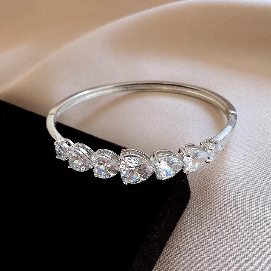 European and American heart-shaped zircon geometric square bracelet, bracelet, niche cold wind temperament jewelry
European and American heart-shaped zircon geometric square bracelet, bracelet, niche cold wind temperament jewelry