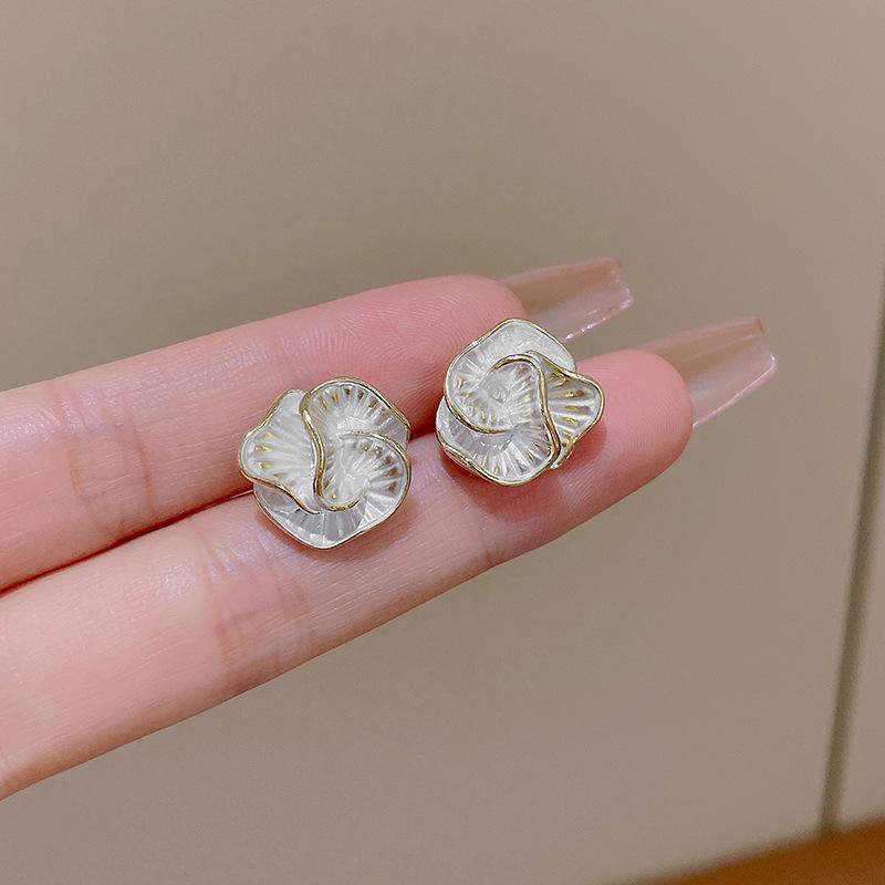 French retro temperament camellia earrings women s niche design unique flower stud earrings high-end fashion ear jewelry
French retro temperament camellia earrings women s niche design unique flower stud earrings high-end fashion ear jewelry